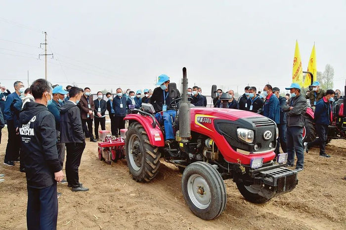 4月13日，农机专家正在演示智能农机具播种。李兆民 樊文珍/摄