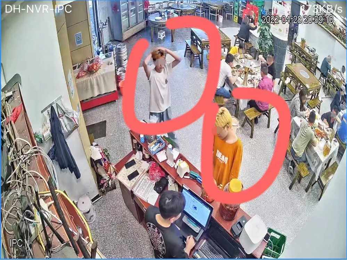 店老板称，黄头发的青年说让朋友来结账却乘机跑掉了。&nbsp; &nbsp; 图片来源：受访者提供