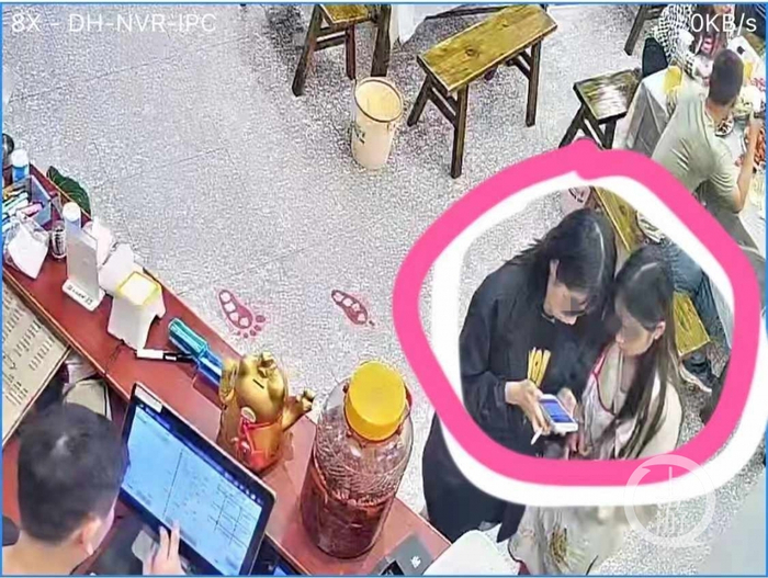 小龙虾老板指认的两名逃单女子（红圈里）&nbsp; &nbsp; 图片来源：受访者提供