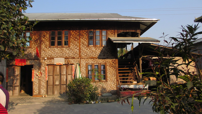 瑞丽大等喊傣族干栏民居，杨大禹