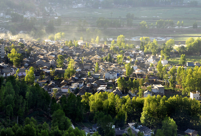 沐浴在春光中的白雾古镇，徐汝枞摄