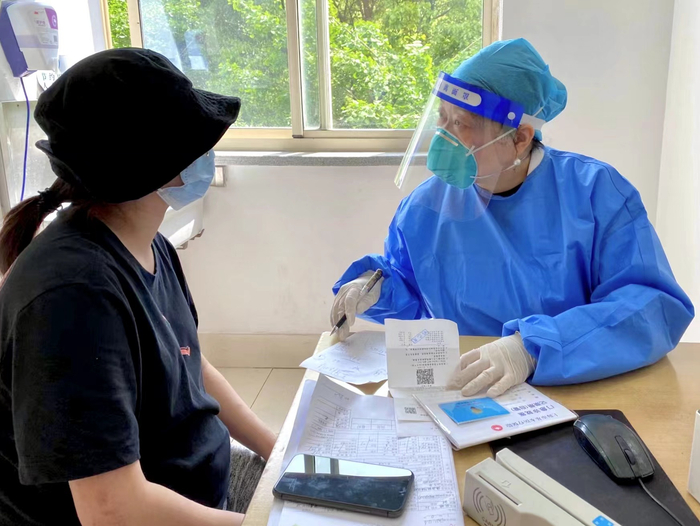 皮肤科专家为患者看诊