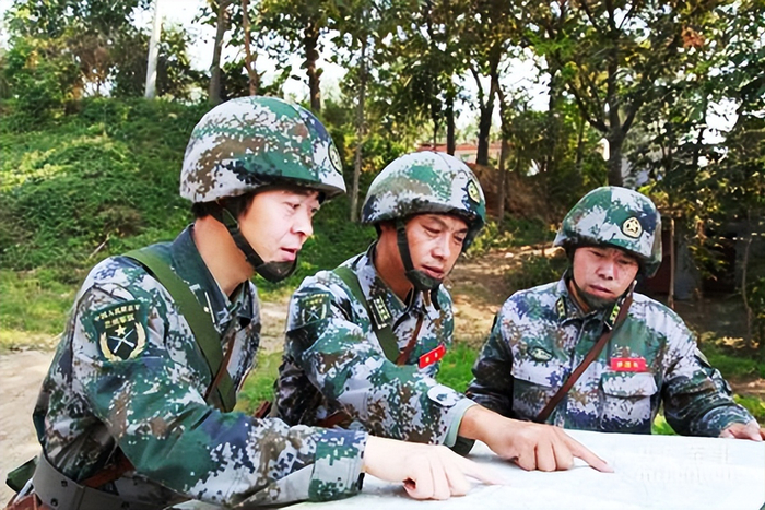 军事主官与政治主官谁的权利更大一些?政委在部队起什么作用?|八路军|雪村|师长|新兵|营长_新浪军事_新浪新闻