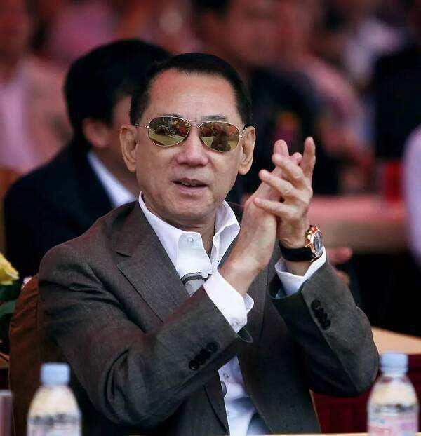 79岁杨受成罕见探班谢霆锋!满面笑容状态好,身强力壮比肩张学友
