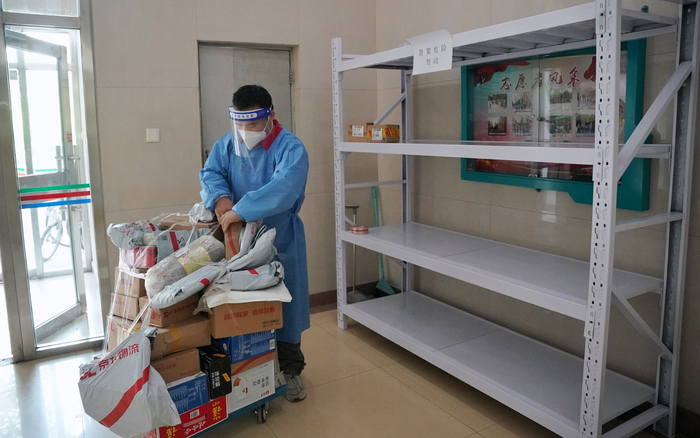 广泉小区，单元楼内设置了快递存放架。新京报记者 裴剑飞 摄