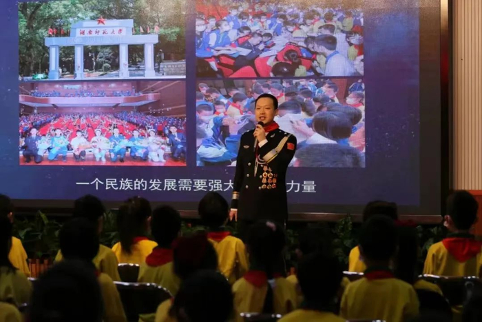 ▲参加北京冬奥会火炬传递和开幕式表演后，张旗为通州区小学生做“开学第一课”演讲。  通州警方供图