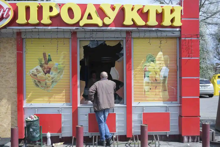 乌克兰基辅城内一片废墟，妇女儿童和老人被要求暂时不要返回。图片来源：视觉中国