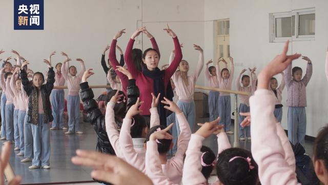 △冯桢棋在端村学校给孩子们上课