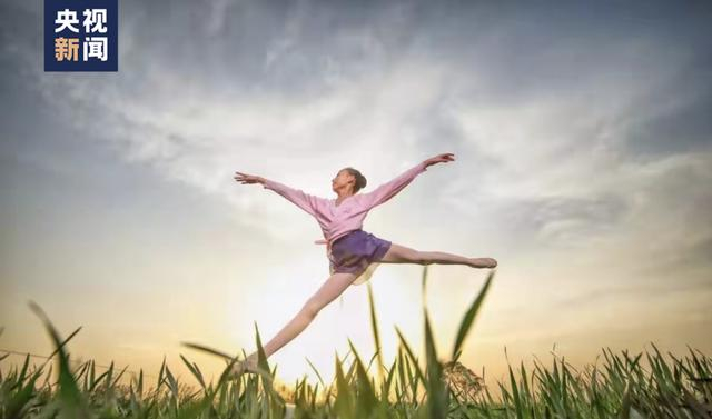 △儿时的马悦在田间起舞