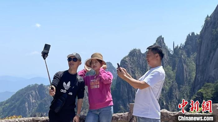 游客在黄山拍照留影   汪迎丰 摄