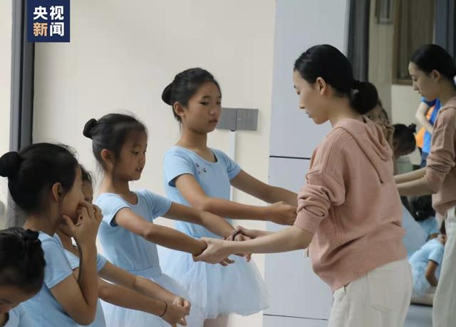 △马悦在云南的村子里，给孩子们上芭蕾课。