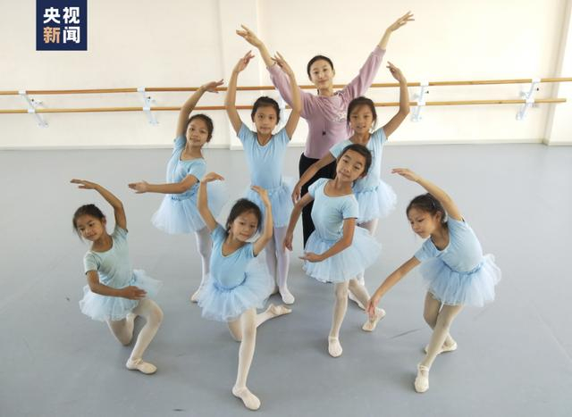 △马悦在云南的村子里，给孩子们上芭蕾课。