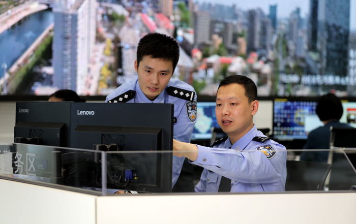 ▲工作中的张旗（右）。  通州警方供图