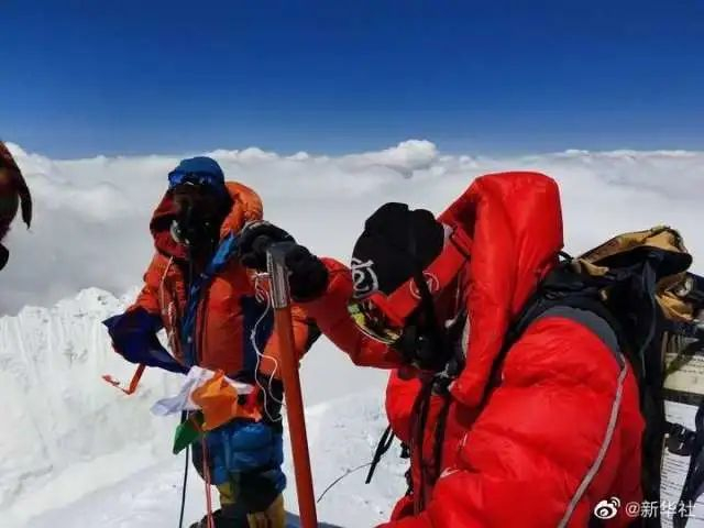 5月4日，科考队员登上珠穆朗玛峰峰顶。新华社特约记者 索朗多吉 摄