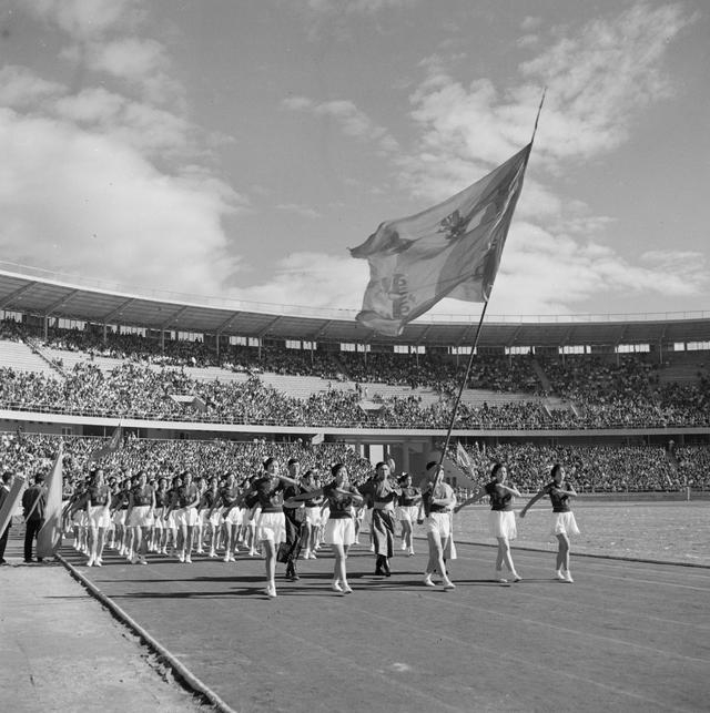 第一届全运会开幕，运动员入场 冯文冈/摄