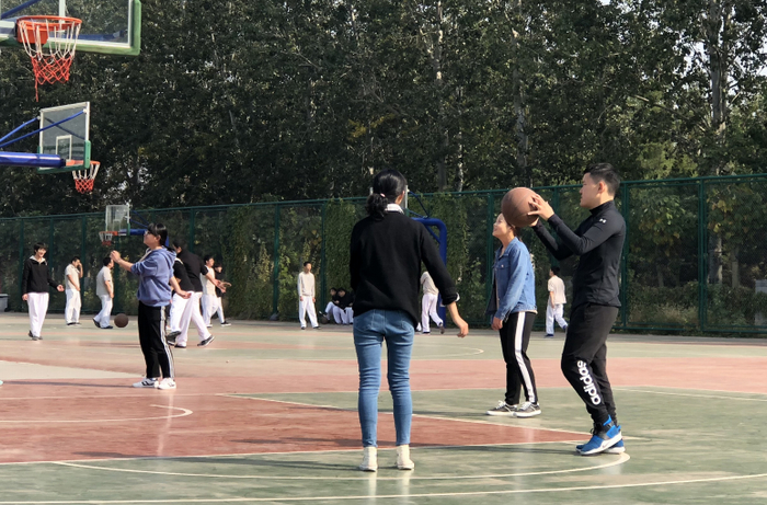 大学期间，小语（右一）和同学一起打篮球