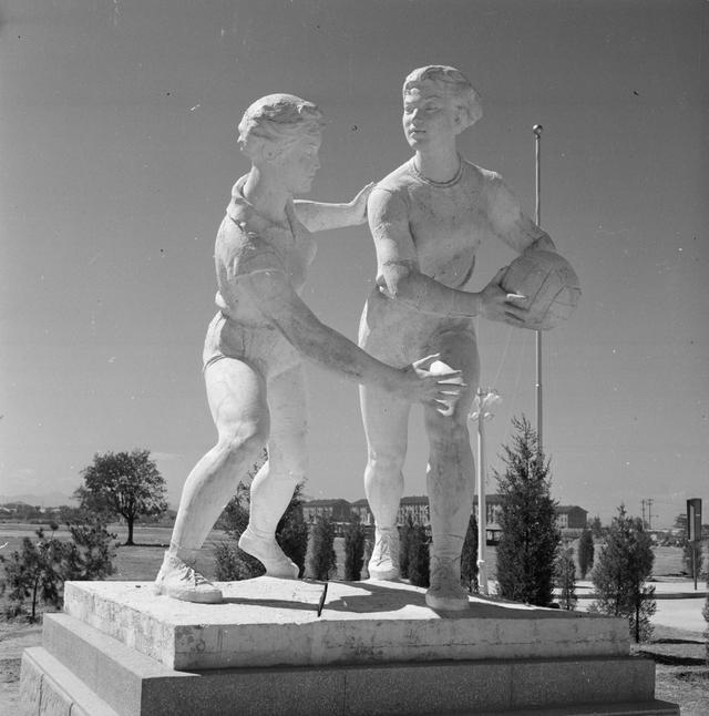 北京工人体育场雕塑之一——女子篮球运动员 冯文冈/摄