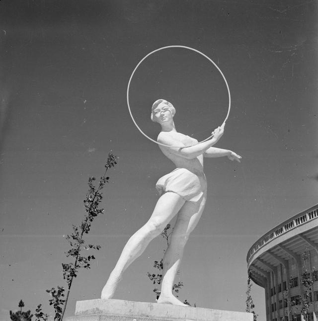 北京工人体育场雕塑之一——女子体操运动员 冯文冈/摄