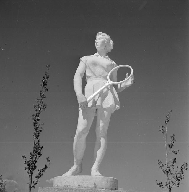 北京工人体育场雕塑之一——网球运动员 冯文冈/摄