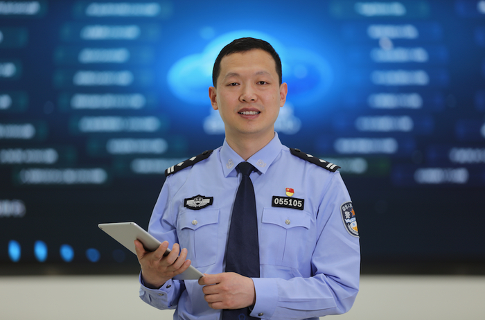 ▲穿警服的“数据科学家”张旗。  通州警方供图