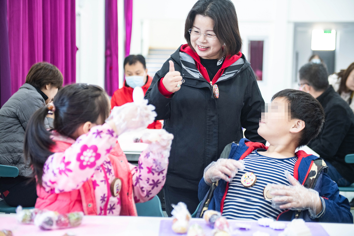 2021年，王红霞（前排中）在调研学前融合教育