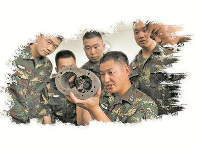 侯长岭耐心讲解装备元器件工作原理。宋延健摄