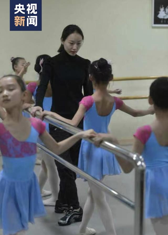 △冯桢棋在端村学校给孩子们上课