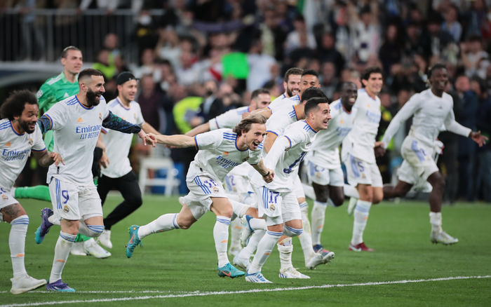 皇马将士庆祝晋级欧冠决赛。  图/新华社