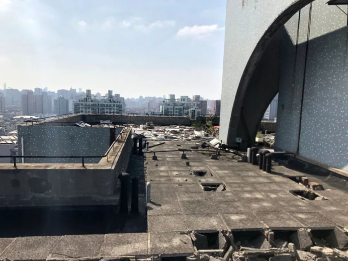 破损的平屋顶。