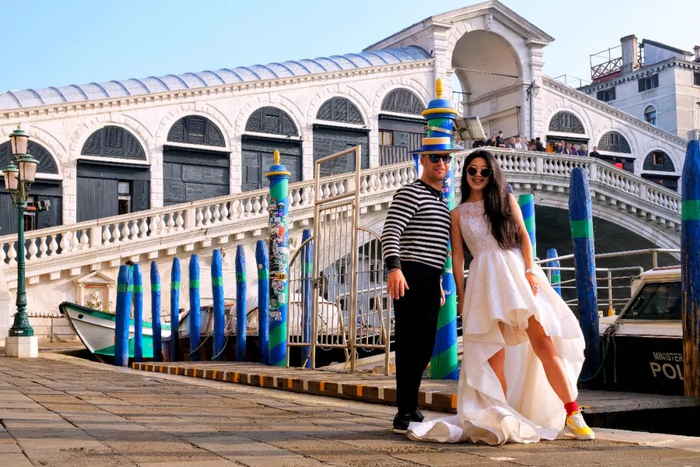 ▲王菲穿着婚纱“嫁给世界” 来源：受访对象提供