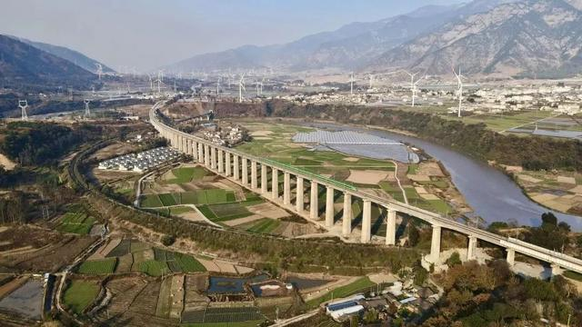 复兴号动车组行驶在大凉山脚下。柏旭 摄 