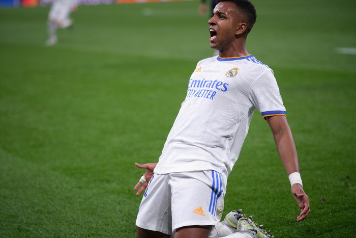 罗德里戈在比赛中庆祝进球。  图/新华社