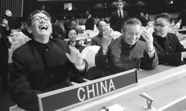 中国代表团在1971年恢复合法权利后首次参加联合国大会。来源：纽约时报 