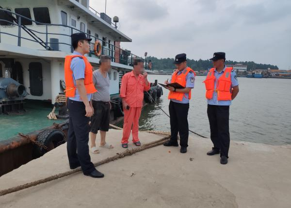 执法人员查获非法捕捞船只 本文图均为警方供图