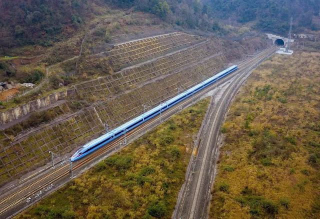 复兴号动车组运行在云贵高原。朱跃强 摄 