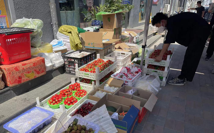 平价菜供应车开进通州区中仓街道南大街临时管控区，并设立临时销售点。受访者供图