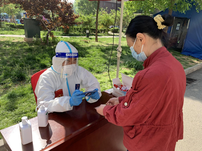 5月2日，柳怡伦在青荷里社区晨风园管控二区核酸检测点工作。 受访者供图