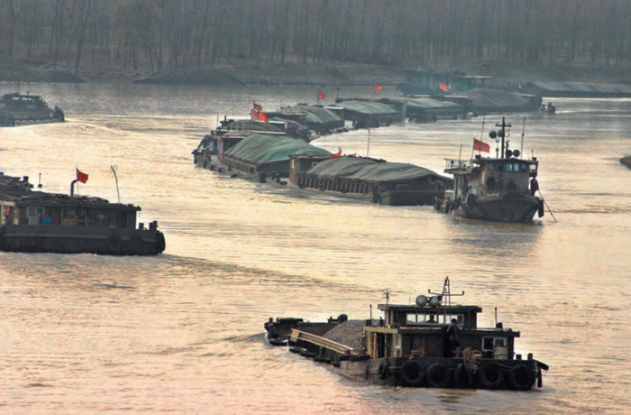 运河上历来商船往来不断