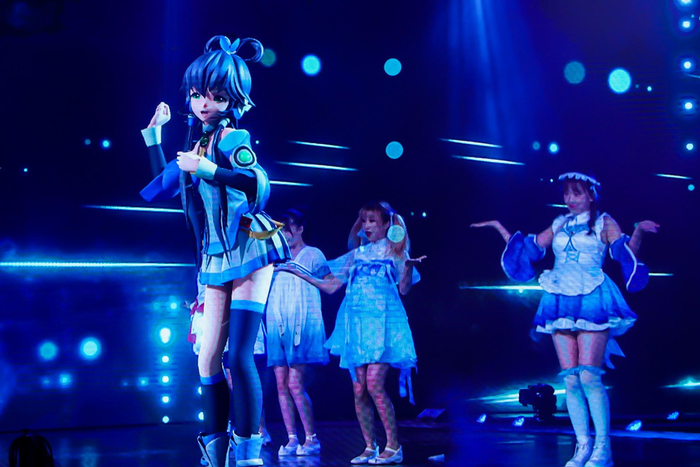 ▲虚拟偶像洛天依与真人同台演出。图/IC photo