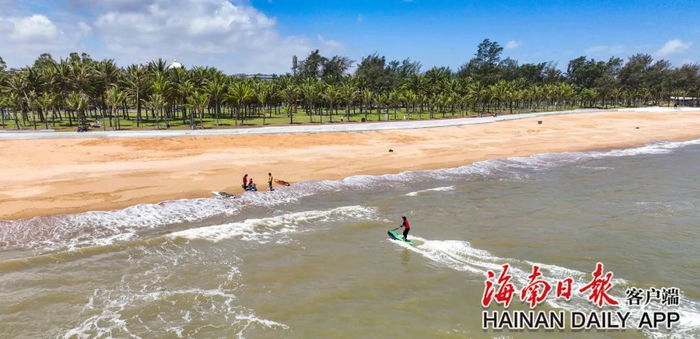 5月5日，海口西海岸沙滩边上的水上运动。海南日报记者 陈元才 摄