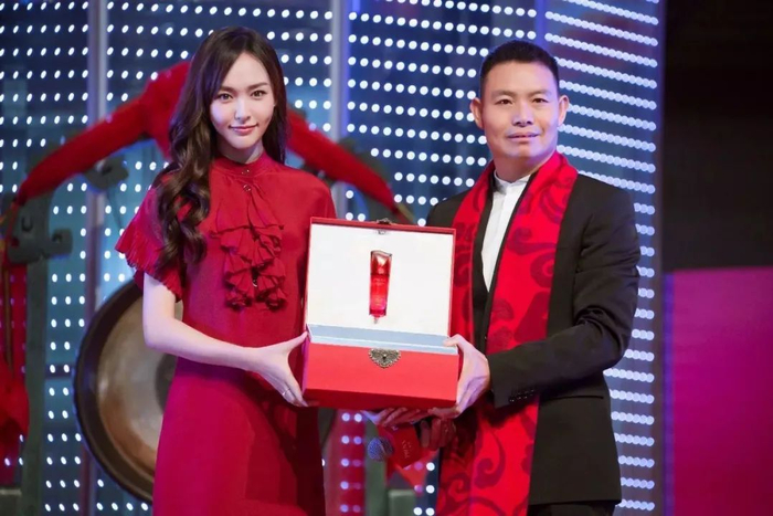 珀莱雅代言人唐嫣与珀莱雅总经理方玉友在上交所现场公布新品（图源：珀莱雅官网）