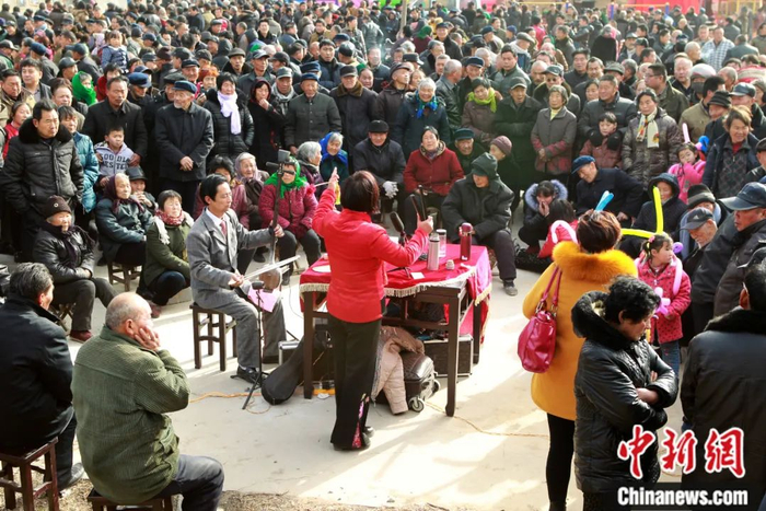 河南许昌，民间说书艺人在许昌县杜寨书会上表演。中新社发  牛书培 摄