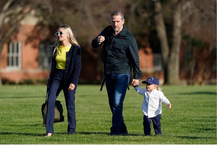 4月18日亨特·拜登与妻子梅丽莎·科恩和儿子博在白宫南草坪的合影