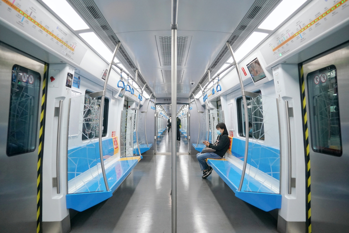 北京地铁7号线车厢内空空荡荡，只有数名乘客。新京报记者 王贵彬 摄