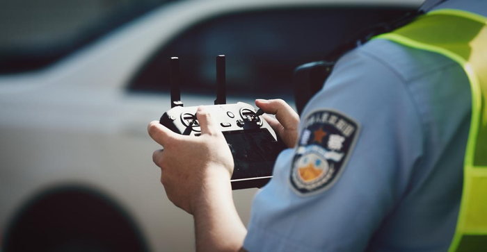 5月6日，拱北交警大队一中队民警正在操控无人机执勤。通讯员 杨小江/摄