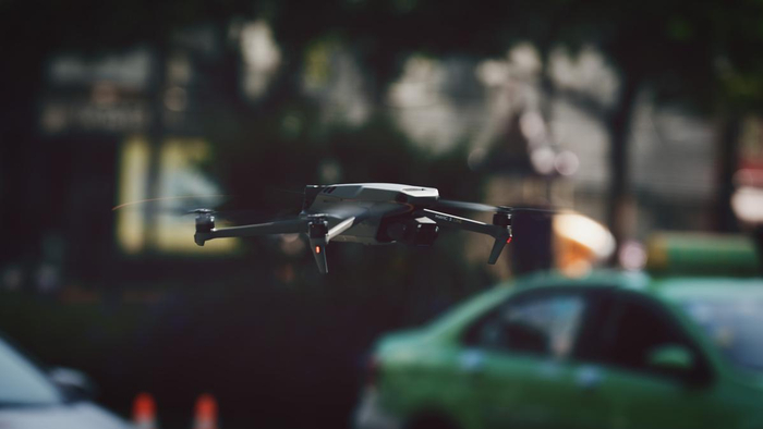 交警无人机执勤。通讯员 杨小江/摄