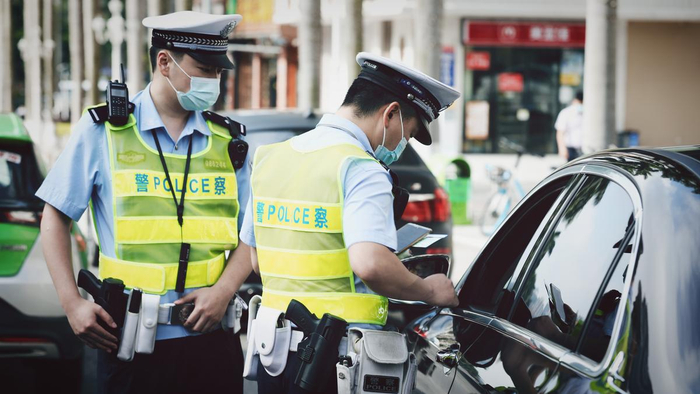 交警路上执勤。通讯员 杨小江/摄