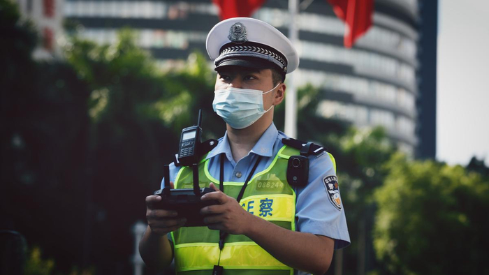 5月6日，拱北交警大队一中队民警常晟宇正在操控无人机执勤。通讯员 杨小江/摄