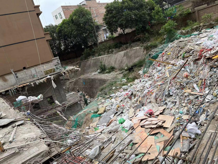 4月27日，君合天玺项目施工现场，地上一片狼藉的景象。