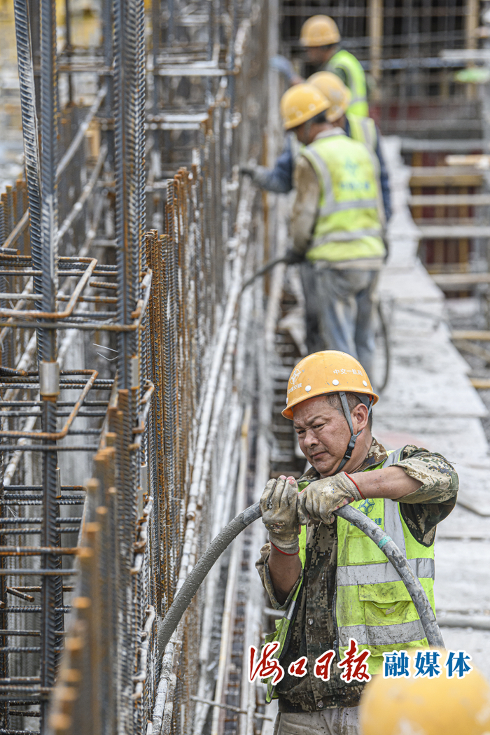 在海口市滨江西污水处理厂项目建设现场，工人在紧张施工中。陈长宇/摄